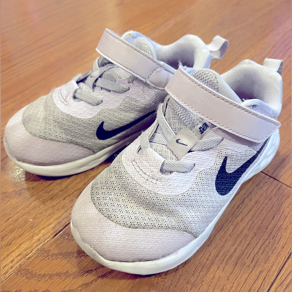 Nike Revolution 6 Sneakers